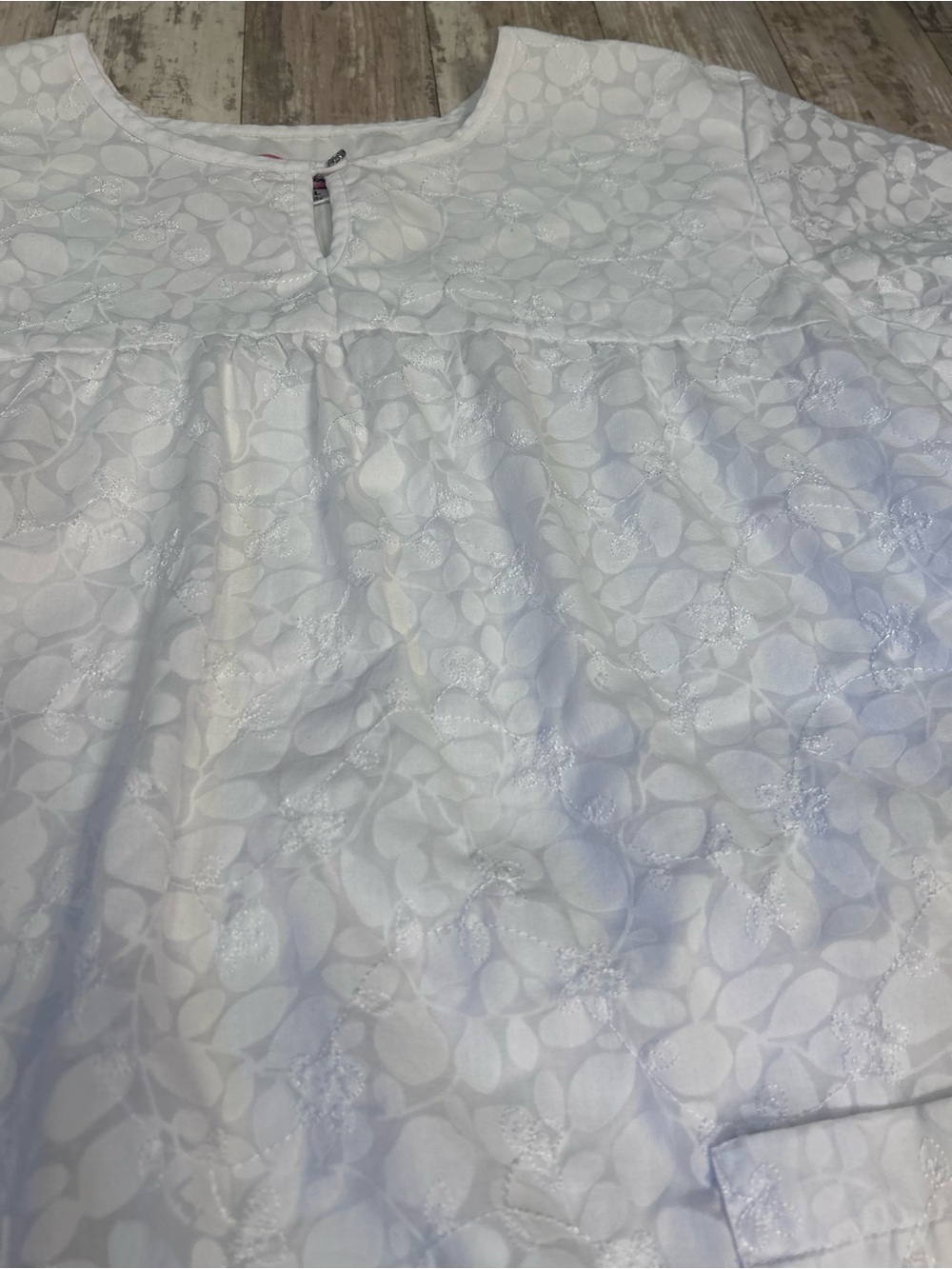 koi White Scrub Top with white floral print size XL - Picture 4 of 9